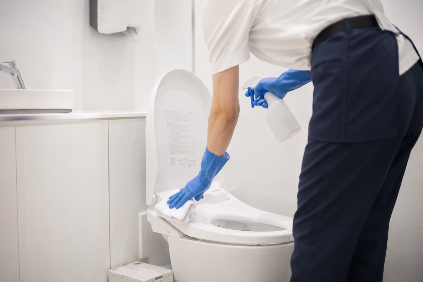 トイレクリーニングスタッフが便座まわりを清掃している様子